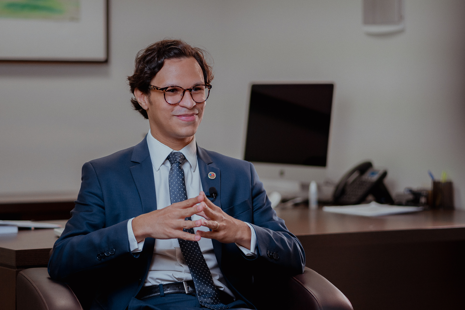 Dr. Igor Teles em seu escritório — escuta atenta e cuidado com o cliente
